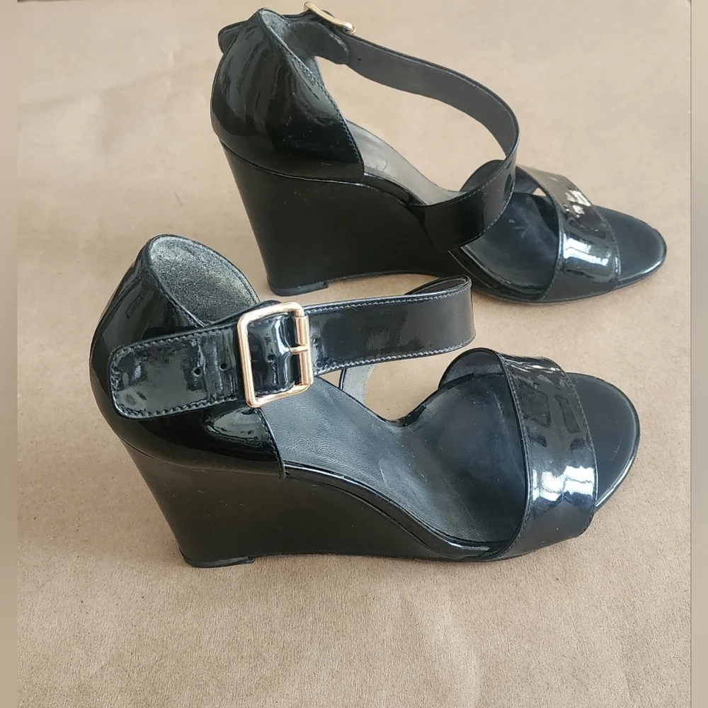 Stuart‎ Weitzman Black Patent Leather Wedge Sandals With Cross Strap Sz 8 - Picture 6 of 7